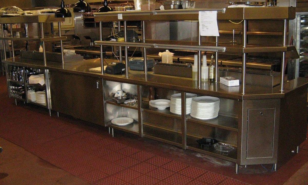 Edelstahlküche eines Gastronomiebetriebs