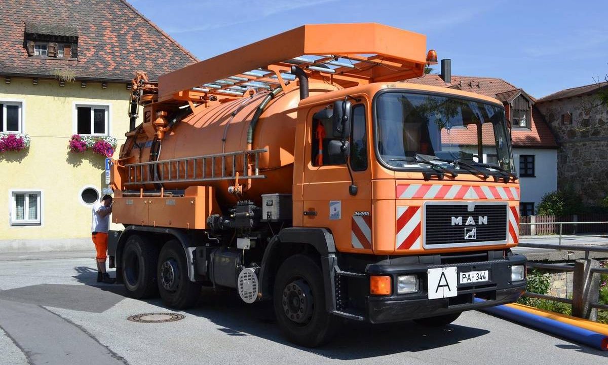 Orangefarbenes Saug- und Spülfahrzeug für die Kanalreinigung