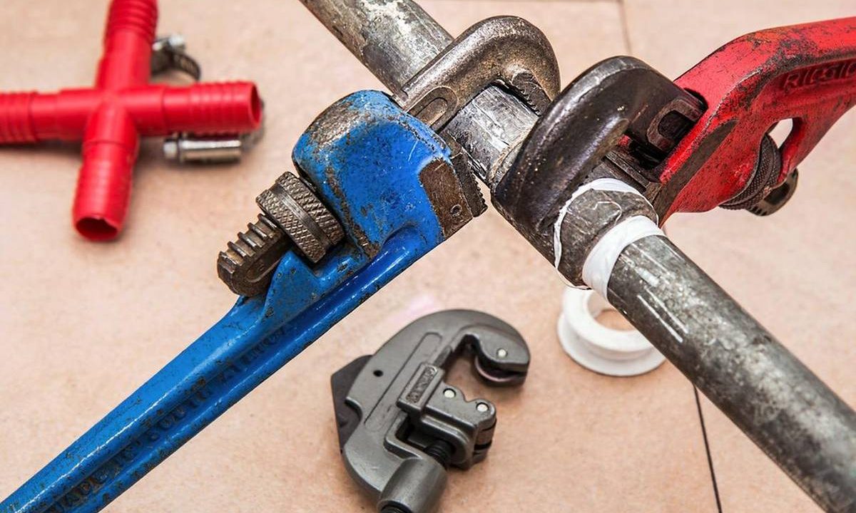 Rohrzangen und Fittings für Rohrarbeiten