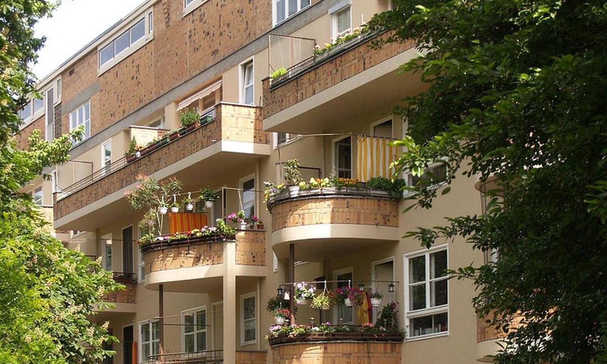 Mehrfamilienhaus mit Balkonen in einer norddeutschen Wohnstraße